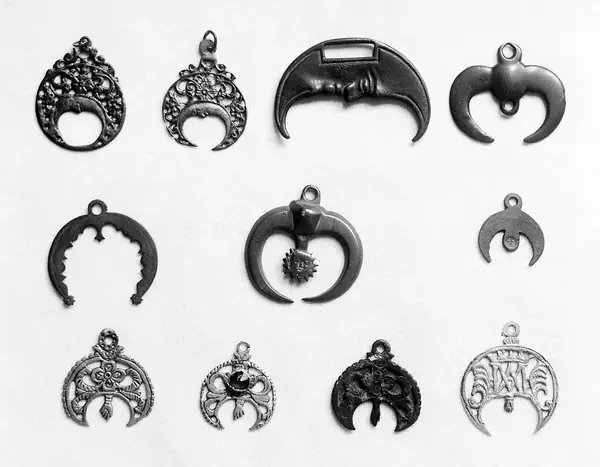 M0016761: Spanish amulets with lunar crescents in inner curves
