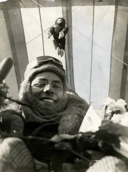 De Nederlandse piloot, vliegenier, luchtvaartpionier Henri Wijnmalen (1889-1964) met de talisman, SFA022800416