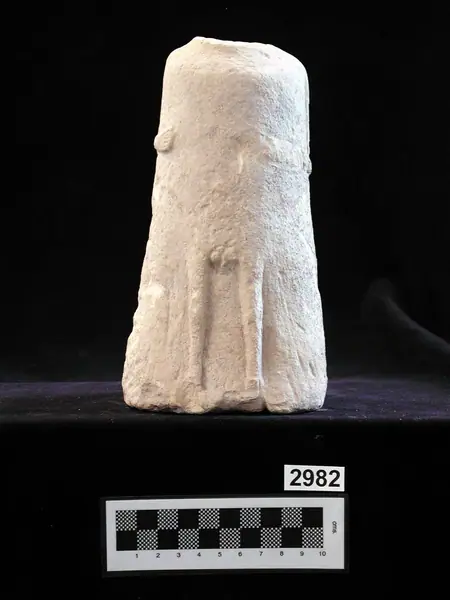 Exvoto de piedra 2982 procedente del oppidum ibérico de Torrebenzalá (Torredonjimeno, Jaén, España).