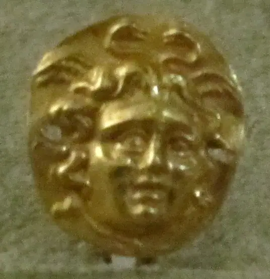 Testa di medusa in oro, III-I sec ac. ca 2