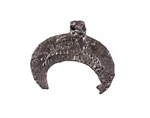 Lunula realizată din argint prin turnare, batere și ștanțare. Prezintă forma tipică, semilunară, cu terminațiile ascuțite. Marginile sunt decorate cu casete în relief pe întreaga lungime. În câmpul in