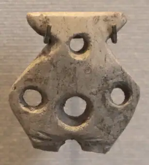 Giyan, amuleto a silhouette stilizzata con fori, in avorio, da tepe giyan, 2000-1000 ac ca, AO 15938