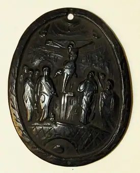 Amulett mit Schnitzerei (Szene)