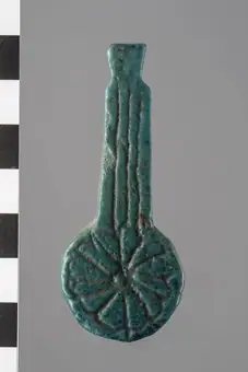 Amulet depicting the menat collar title QS:P1476,en:"Amulet depicting the menat collar " label QS:Len,"Amulet depicting the menat collar " label QS:Lit,"Amuleto raffigurante il collare menat"