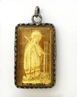 Rectangular pendant, two back-to-back bevelled edge rock crystal panels each backed with engraved gold leaf de