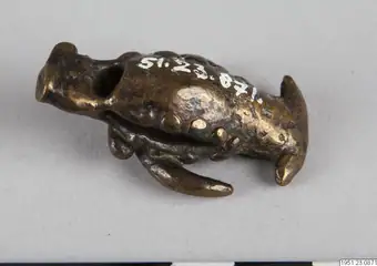 Mässingsamulett, táj gándja amulet from Indonesia