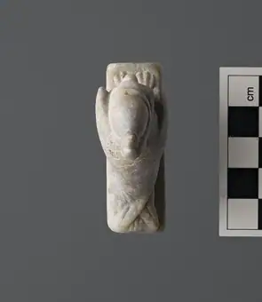 Amulet depicting the god Horus title QS:P1476,en:"Amulet depicting the god Horus " label QS:Len,"Amulet depicting the god Horus " label QS:Lit,"Amuleto raffigurante il dio Horus"