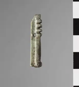 Amulet depicting the djed pillar title QS:P1476,en:"Amulet depicting the djed pillar " label QS:Len,"Amulet depicting the djed pillar " label QS:Lit,"Amuleto raffigurante il pilastro djed"