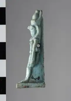 Amulet depicting the god Horus title QS:P1476,en:"Amulet depicting the god Horus " label QS:Len,"Amulet depicting the god Horus " label QS:Lit,"Amuleto raffigurante il dio Horus"