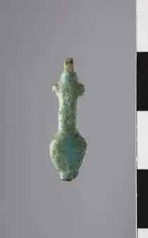 Amulet depicting the nefer sign or the sema knot title QS:P1476,en:"Amulet depicting the nefer sign or the sema knot " label QS:Len,"Amulet depicting the nefer sign or the sema knot " label QS:Lit,"Am