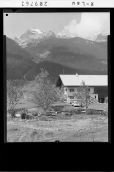 Haus Wiesenruh, Bes.: Familie Krabichler 6651 Häselgehr Gutschau 11 / Tirol. [Haus Wiesenruh in Gutschau bei Häselgehr im Lechtal mit Blick zur Bretterspitze]