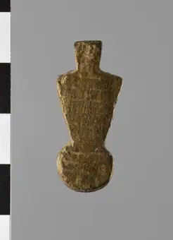 Amulet depicting the menat collar title QS:P1476,en:"Amulet depicting the menat collar " label QS:Len,"Amulet depicting the menat collar " label QS:Lit,"Amuleto raffigurante il collare menat"
