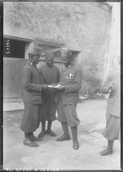 Un bon gri gri : une main de Fatma [soldats marocains tenant le talisman] : [photographie de presse] / [Agence Rol]