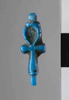 Amulet depicting the ankh sign title QS:P1476,en:"Amulet depicting the ankh sign " label QS:Len,"Amulet depicting the ankh sign " label QS:Lit,"Amuleto raffigurante la croce ankh"
