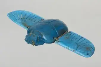 [Scarabée à ailes mobiles : amulette]