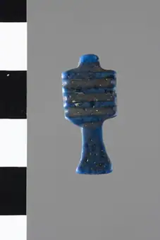Amulet depicting the djed pillar title QS:P1476,en:"Amulet depicting the djed pillar " label QS:Len,"Amulet depicting the djed pillar " label QS:Lit,"Amuleto raffigurante il pilastro djed"