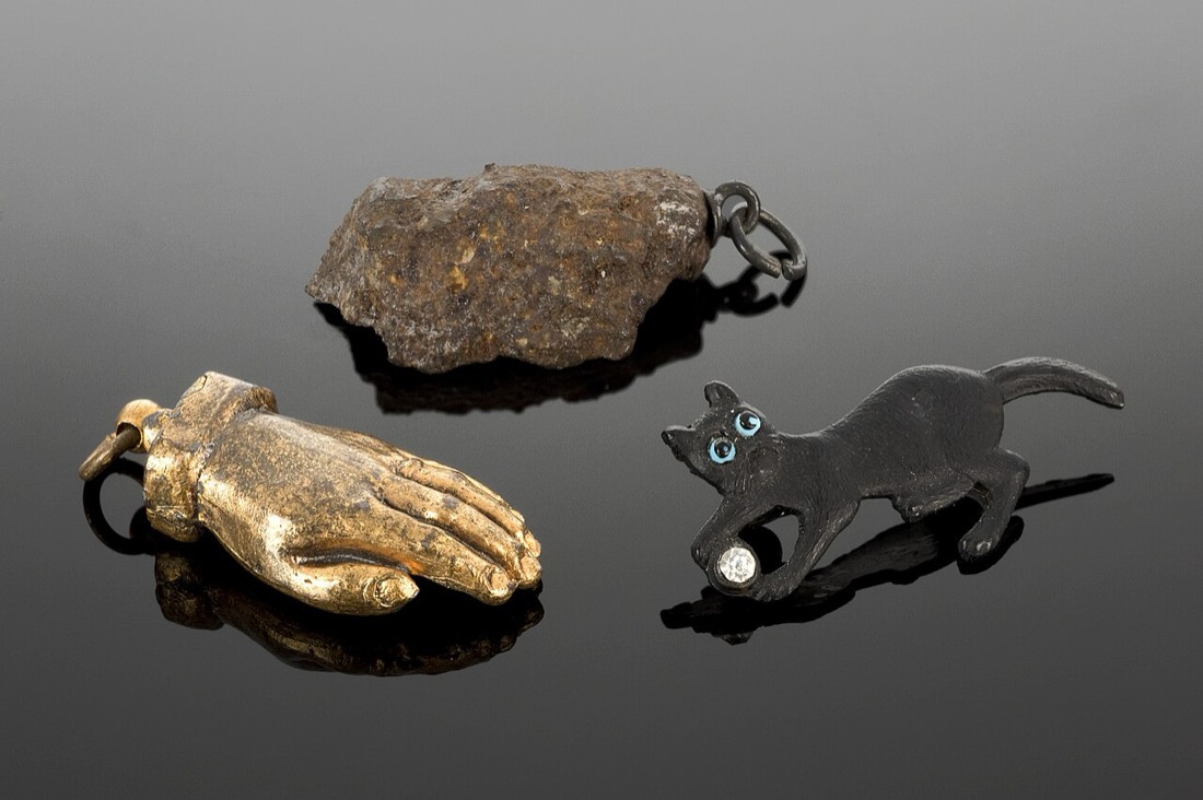 A black cat brooch, 1914–18