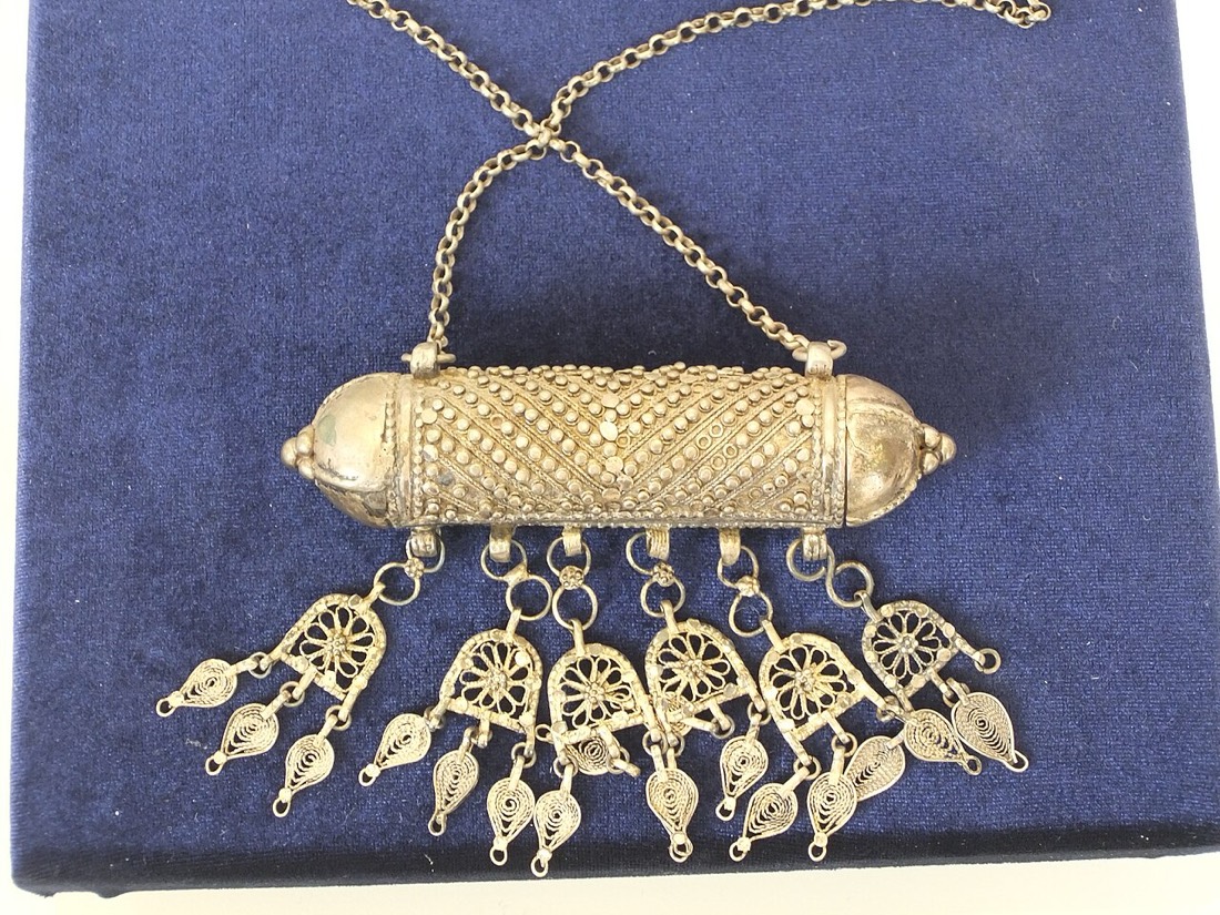 An amulet case