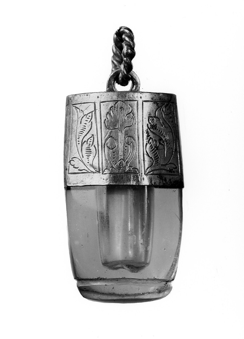 A crystal amuletic flask