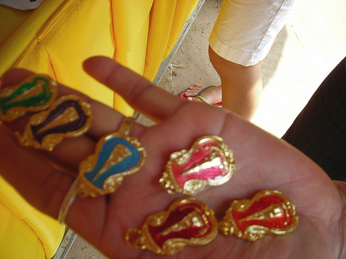Amulets showing the Buddha